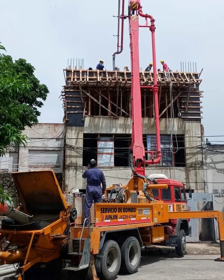 Bombeo de hormigón para llenado de losa
