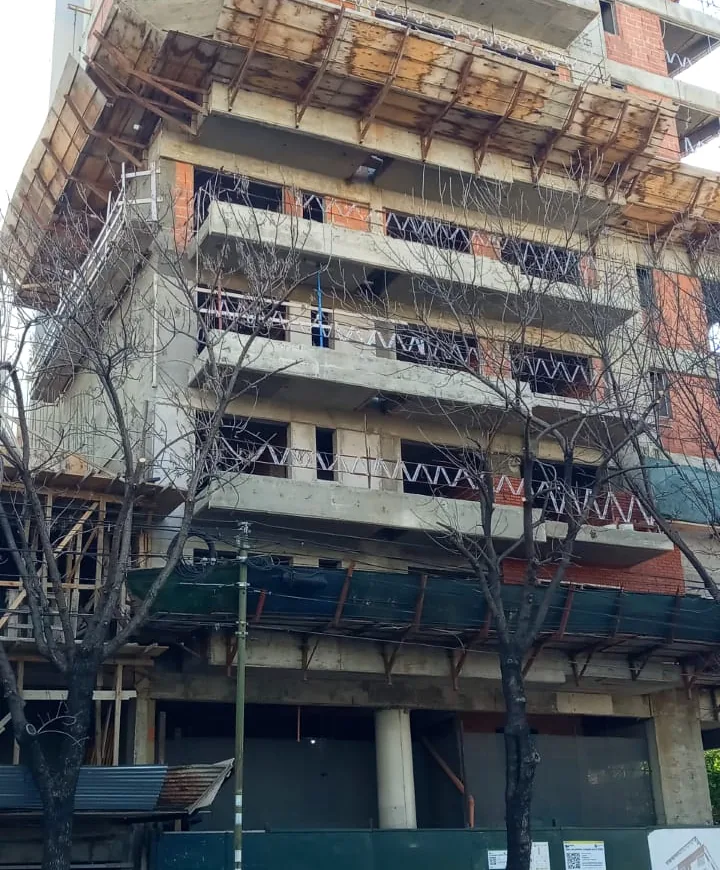 Edificio de varios pisos en construcción